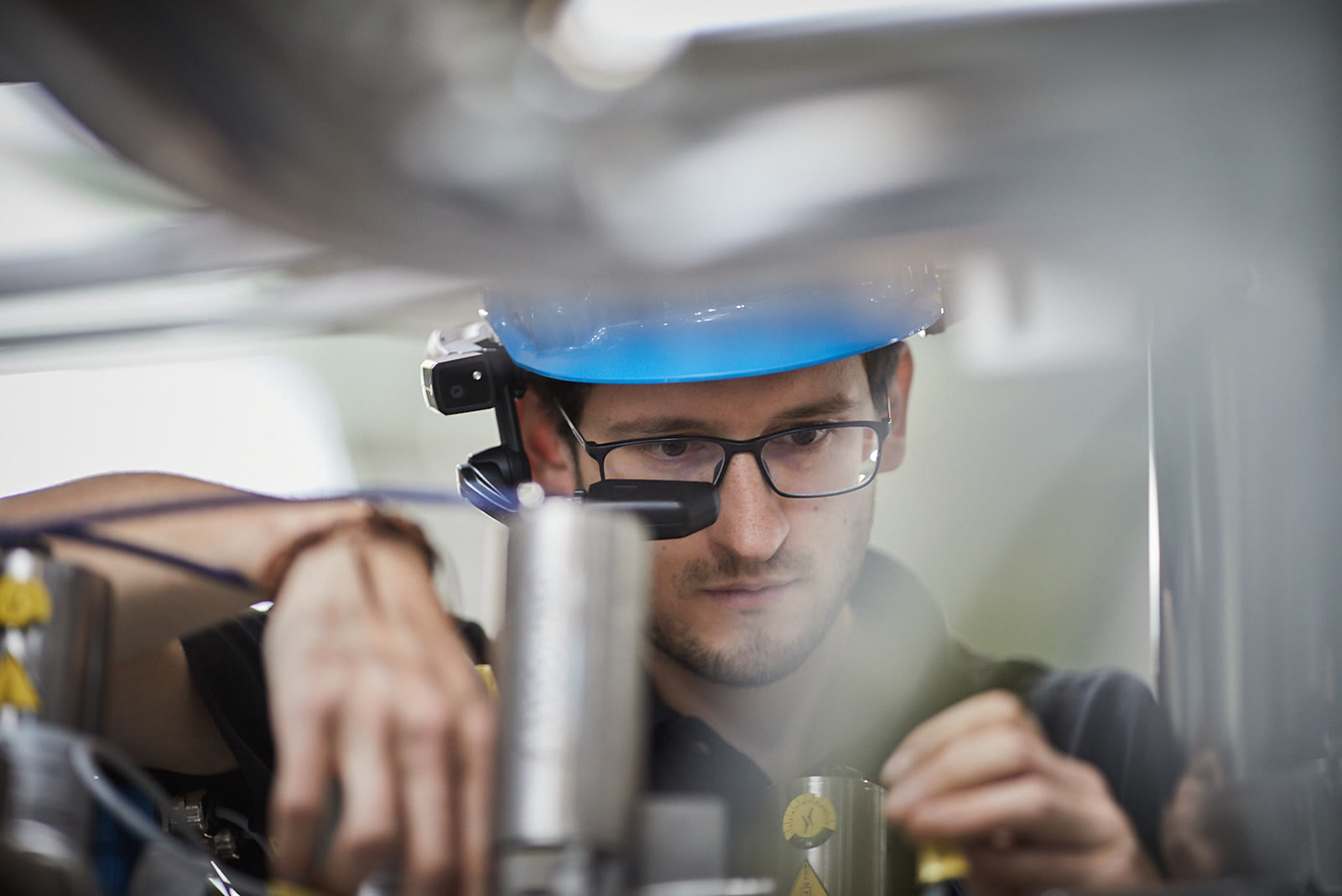 Remote expert guiding a field technician via augmented reality